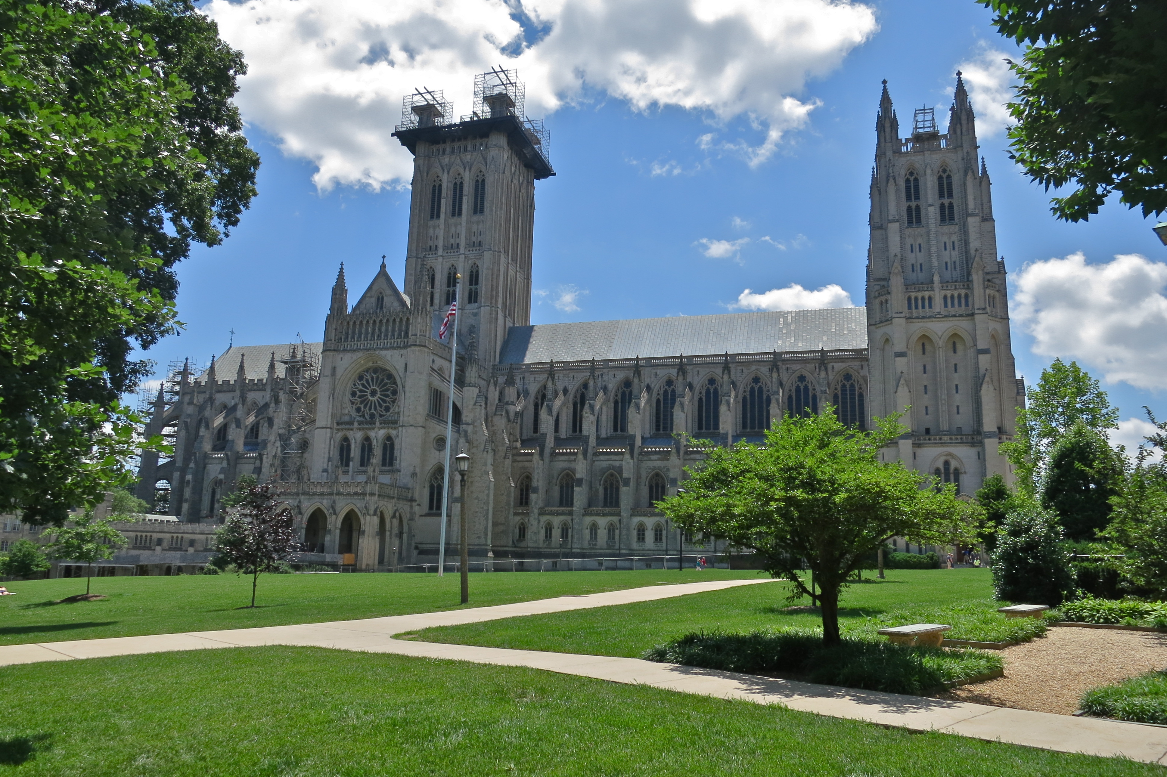 What are some interesting facts about the Washington National Cathedral?
